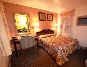 Room with One Queen Bed Photo 4