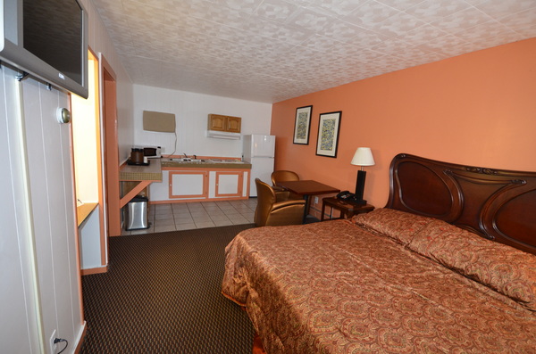 One King Bed Room With Kitchenette Photo 2