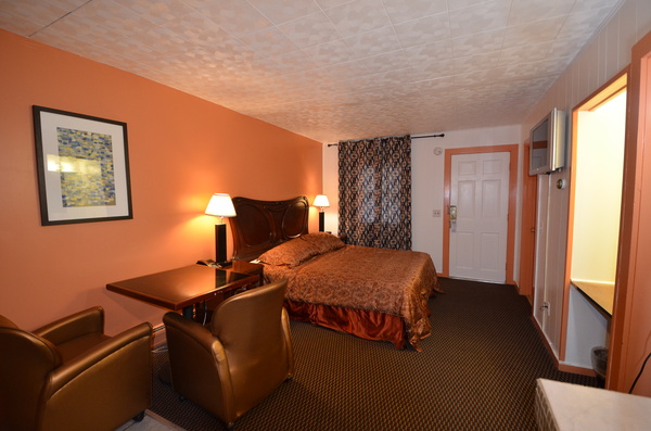 One King Bed Room With Kitchenette Photo 1