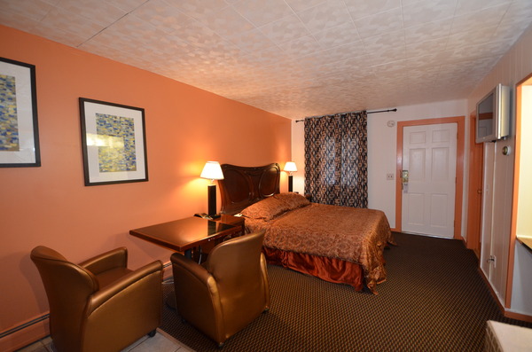 One King Bed Room With Kitchenette Photo 4