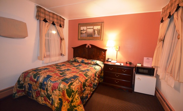 Room with One Queen Bed Photo 2