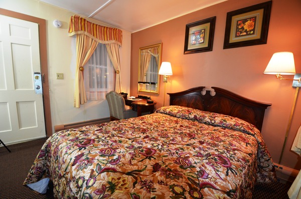 Room with One Queen Bed Photo 3