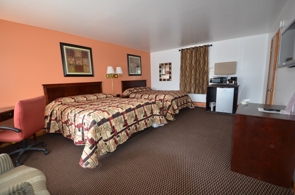 Room with Two Queen Beds Photo 6